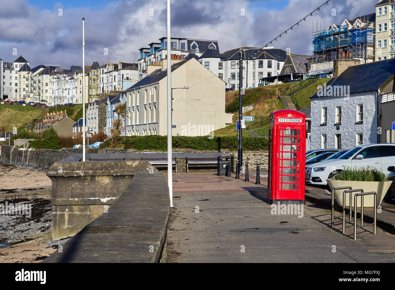 Boîte de téléphone rouge sur la promenade à Port Erin dans l'île de Man Banque D'Images