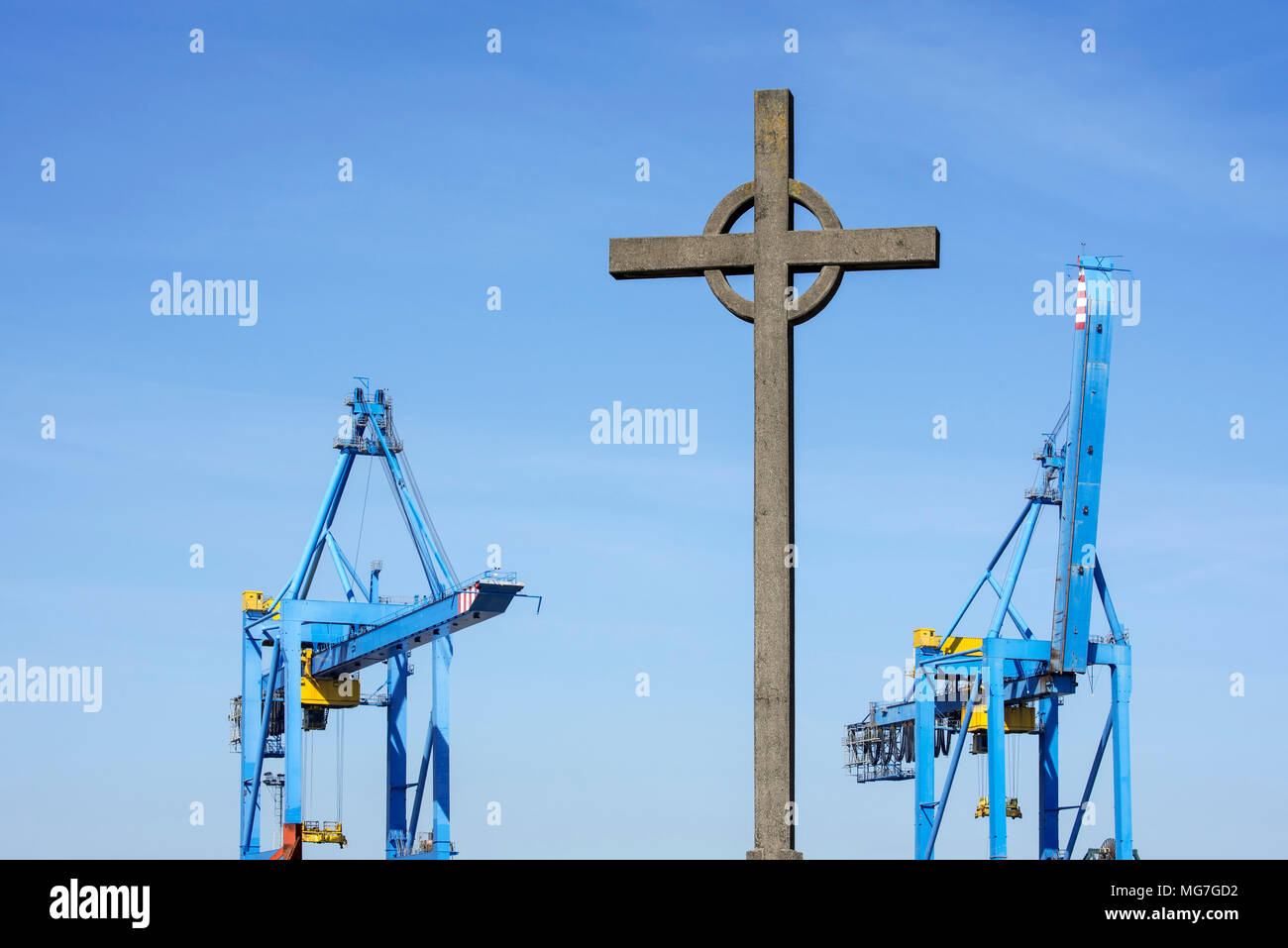 Visserskruis / Fishermen's Cross et grues d'un terminal à conteneurs dans le port de Zeebrugge, Anvers, Belgique Banque D'Images