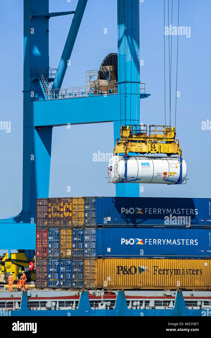 Les dockers de grue d'exploitation / portainer/ grue à portique dans le port de Zeebrugge / Zeebruges le long de la côte de la mer du Nord, Flandre orientale, Belgique Banque D'Images
