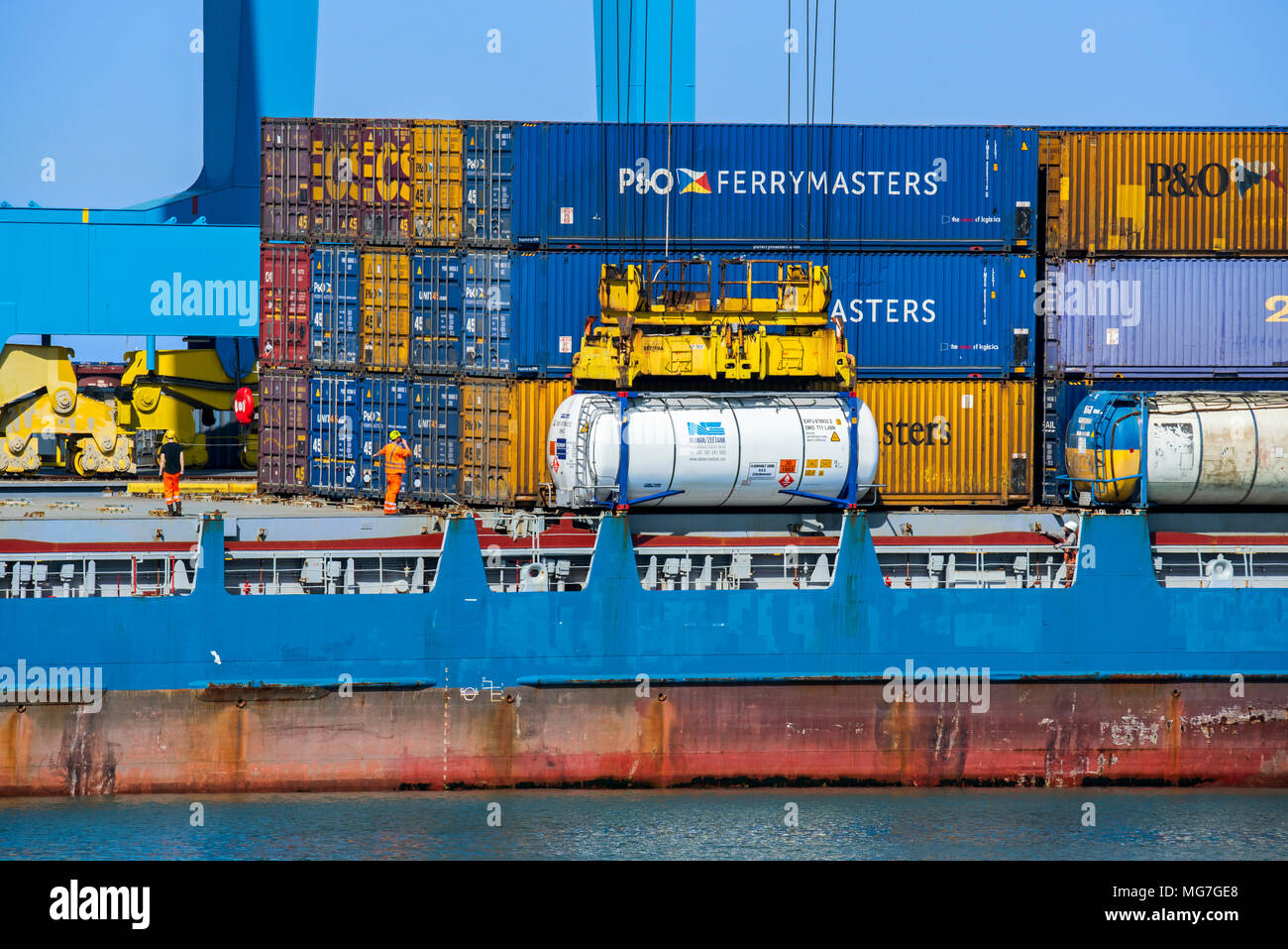 Les dockers de grue d'exploitation / portainer/ grue à portique dans le port de Zeebrugge / Zeebruges le long de la côte de la mer du Nord, Flandre orientale, Belgique Banque D'Images