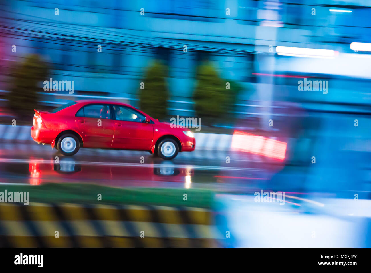 Route de nuit vitesse voiture / taxi rouge Banque D'Images