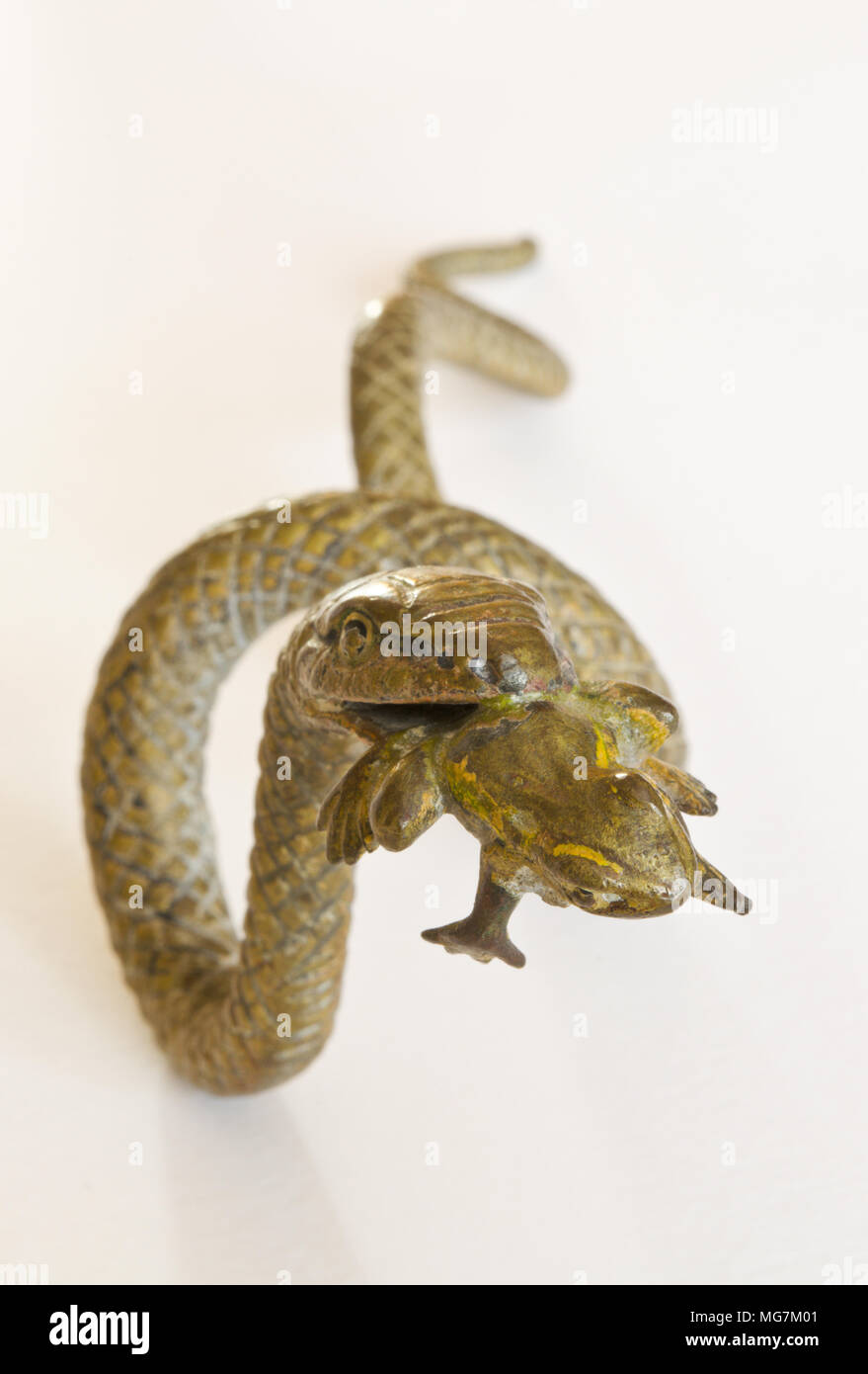 Peint à froid / Austrian Vienne manger serpent de bronze / nourrir sur une grenouille Banque D'Images