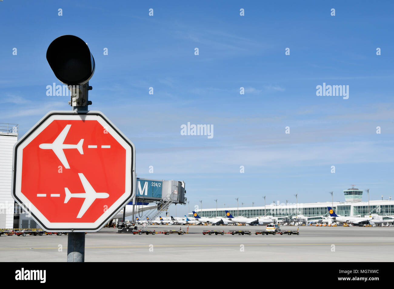 Arrêter, stopp, signe, marque, 2, 2, passage d'un avion, l'aérodrome, avion, passage à niveau, avion, avion, Avion, Aéroport Munich, MUC, Allemagne, Banque D'Images