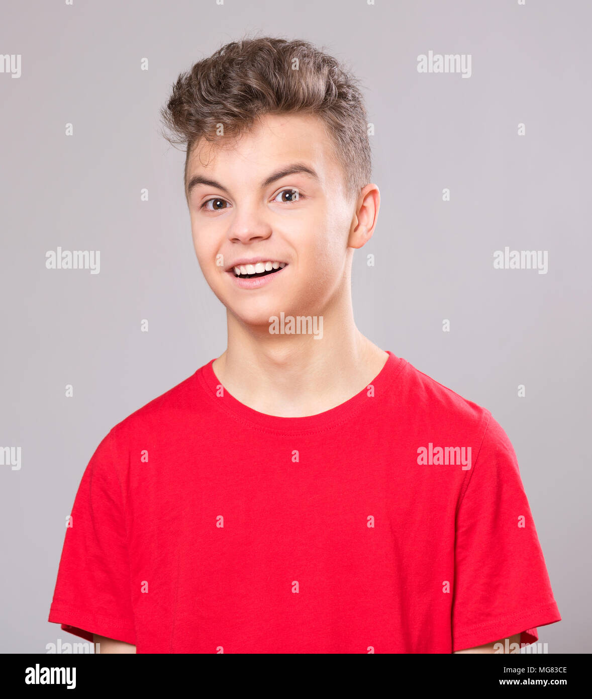 Jeune De 14 Ans Portrait psychologique de teen boy. Funny cute surpris enfant jeune de 14  ans avec la bouche ouverte dans l'étonnement. Choqué de l'adolescent, sur  les gr Photo Stock - Alamy