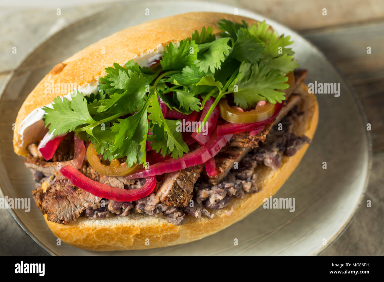 Boeuf mexicain maison Torta Sandwich avec la coriandre et les jalapenos Banque D'Images
