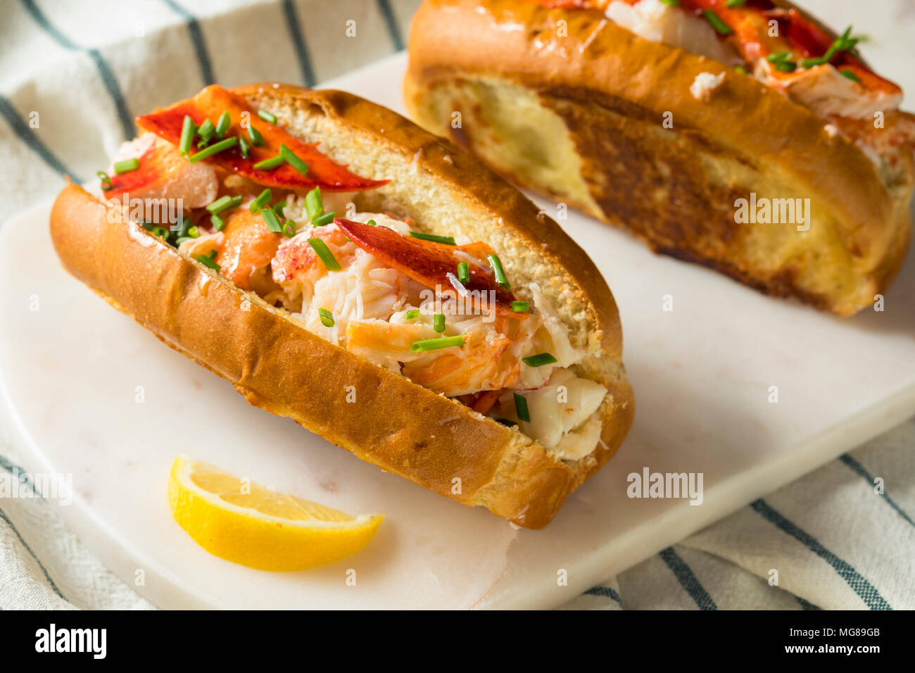 La Nouvelle Angleterre Maison Petits pains au homard avec du beurre et de la ciboulette Banque D'Images