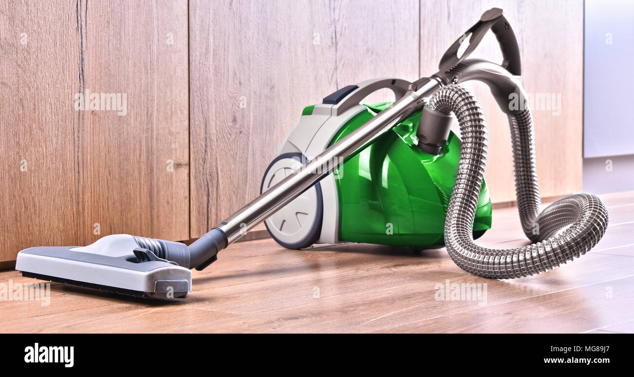 Aspirateur le plus pour une utilisation à domicile sur les panneaux de  plancher dans l'appartement Photo Stock - Alamy