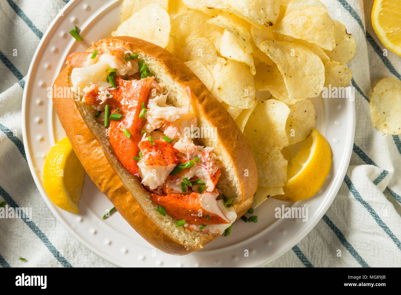 La Nouvelle Angleterre Maison Petits pains au homard avec du beurre et de la ciboulette Banque D'Images