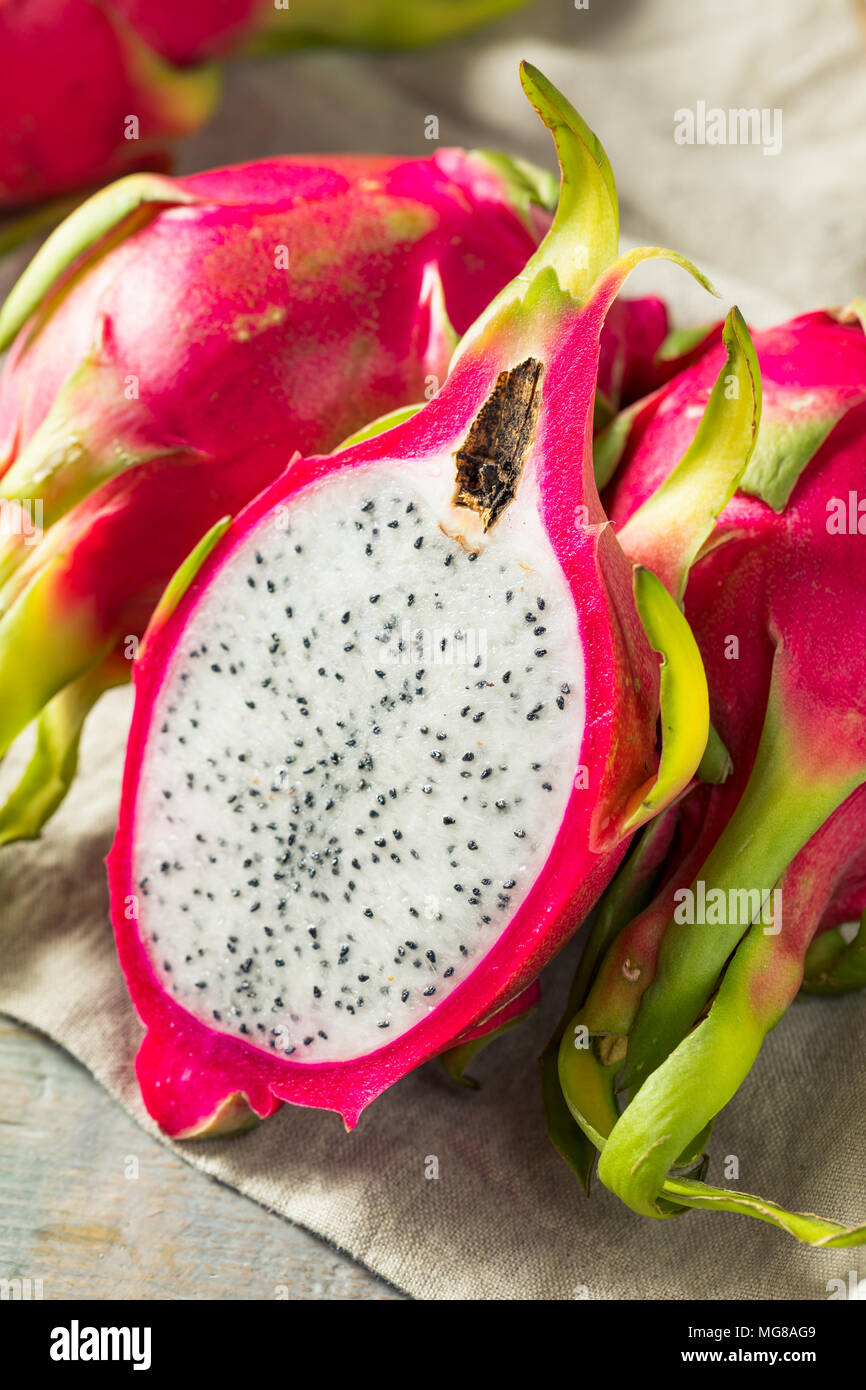 Matières organiques rouge Fruit du dragon dans un groupe Banque D'Images