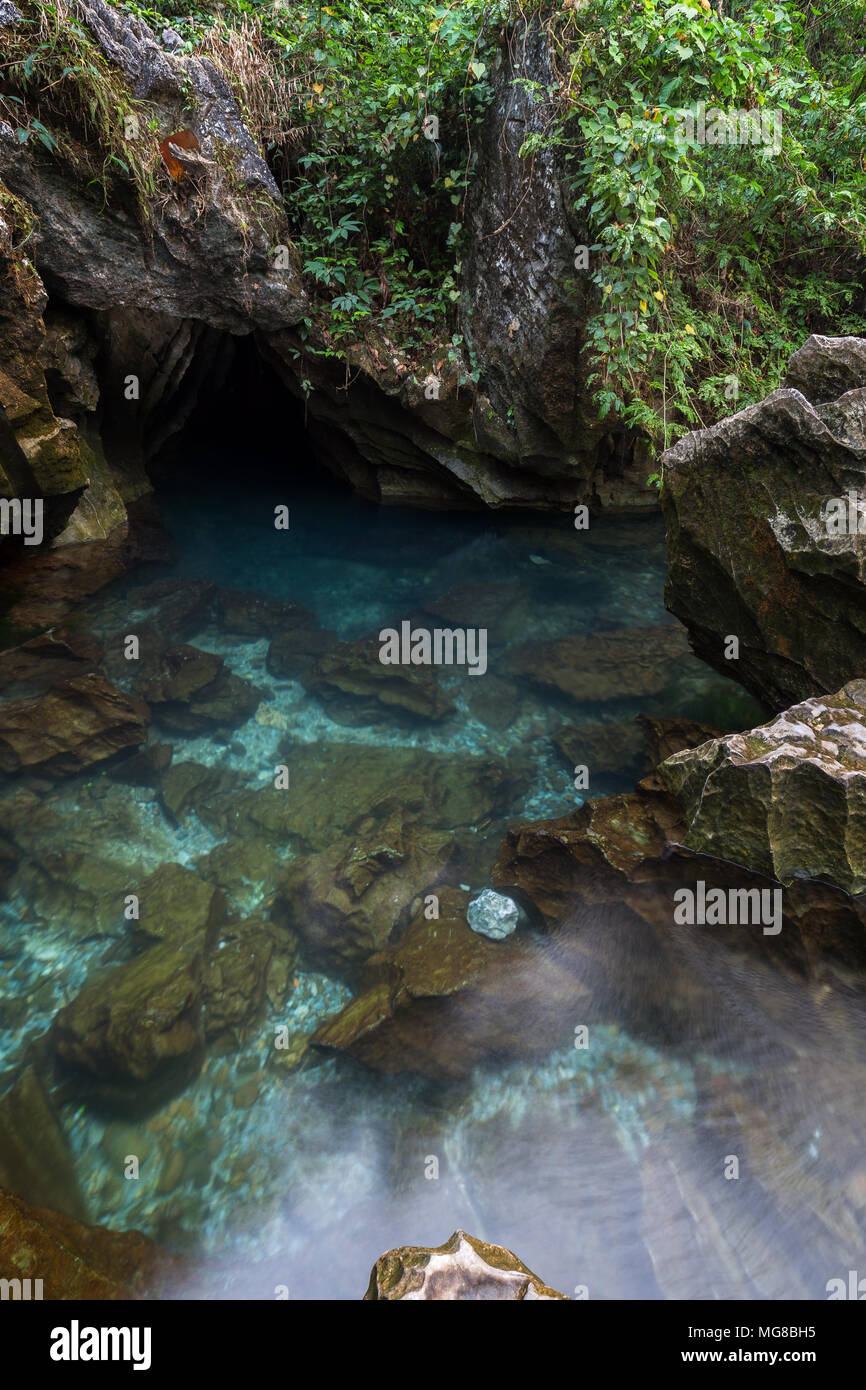 L'eau bleu et transparente à un éperon rocheux à côté de la lagune de Tham Chang (ou Jang ou Jung) Grotte à Vang Vieng, Laos. Banque D'Images