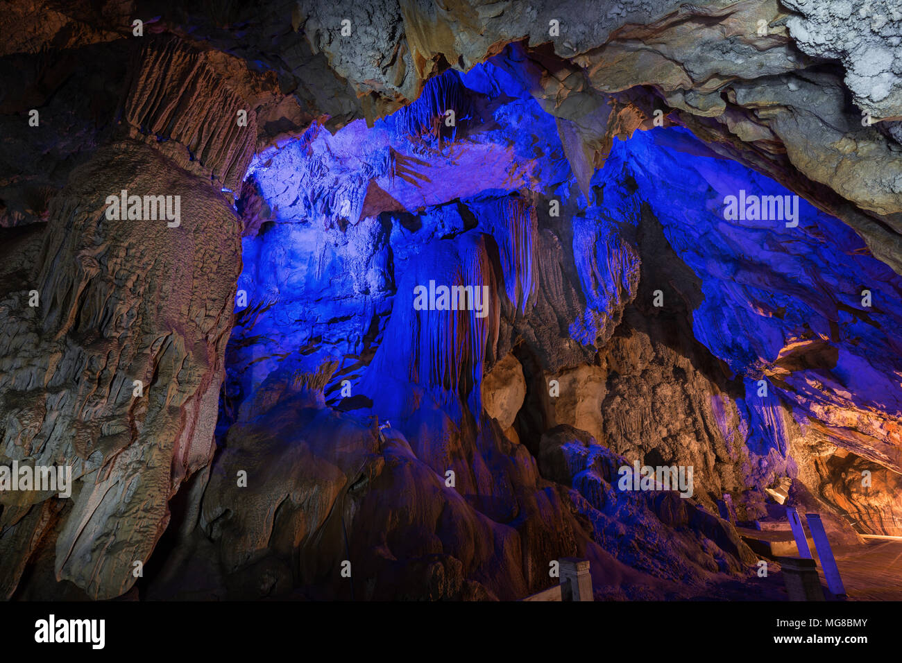 À l'intérieur de l'éclairé et spacieux de Tham Chang (ou Jang ou Jung) Grotte à Vang Vieng, province de Vientiane, Laos. Banque D'Images