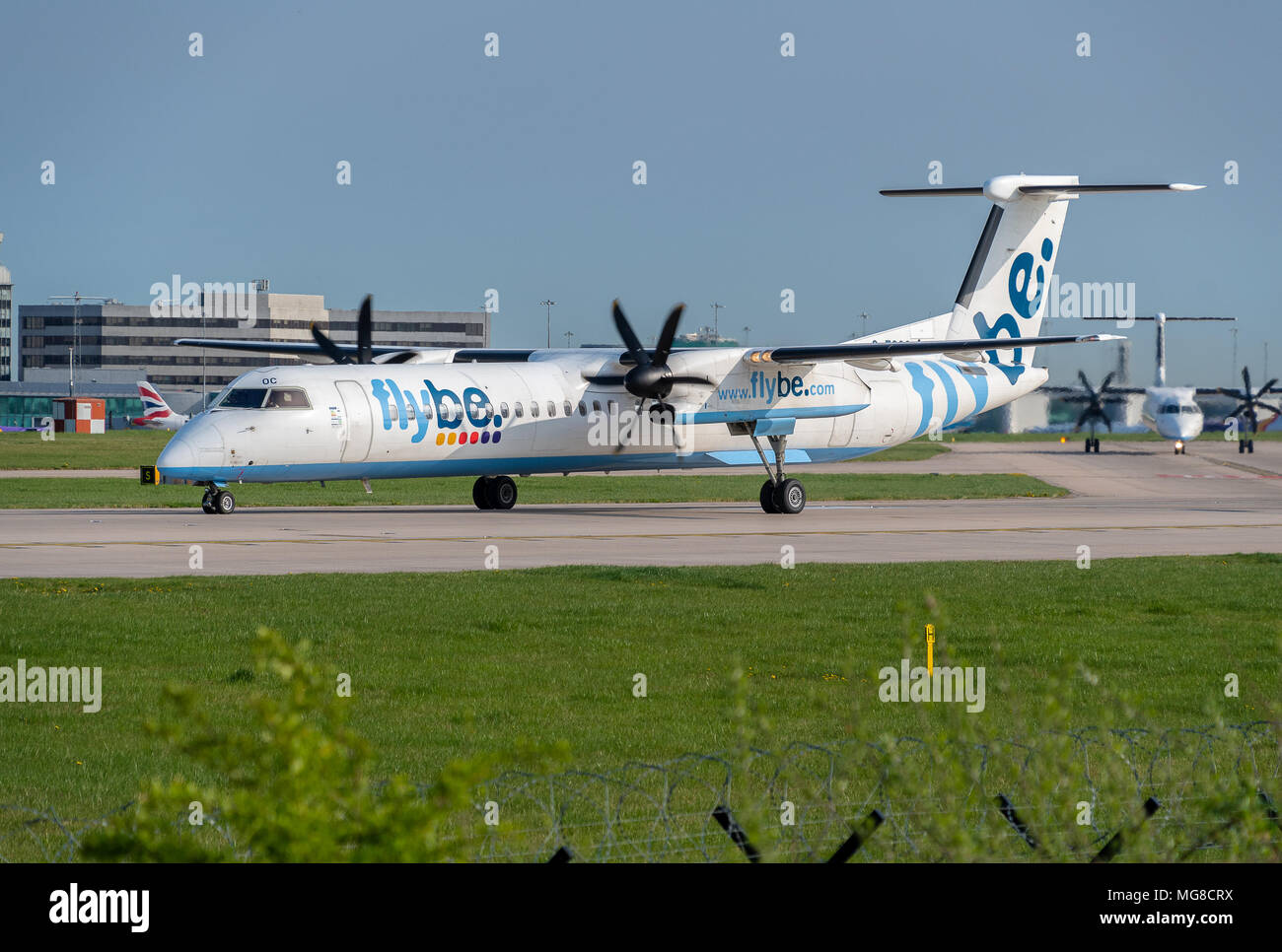 MANCHESTER, Royaume-Uni - 21 avril, 2018 : Flybe Embraer prête à partir à l'aéroport de Manchester Banque D'Images