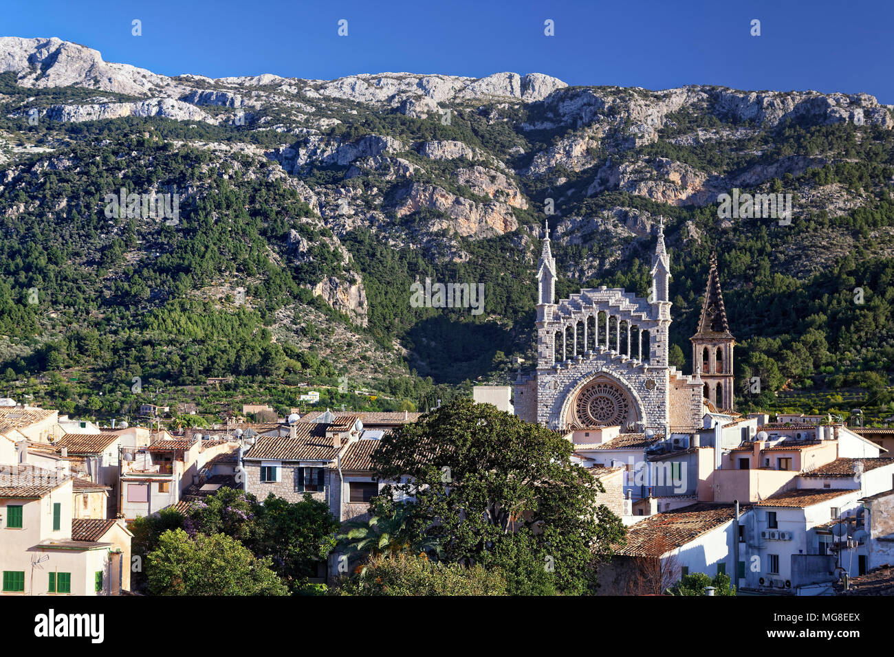 Vue sur la vieille ville avec l'église de Saint-barthélemy, église paroissiale catholique romaine, Sóller, montagnes à l'arrière Banque D'Images