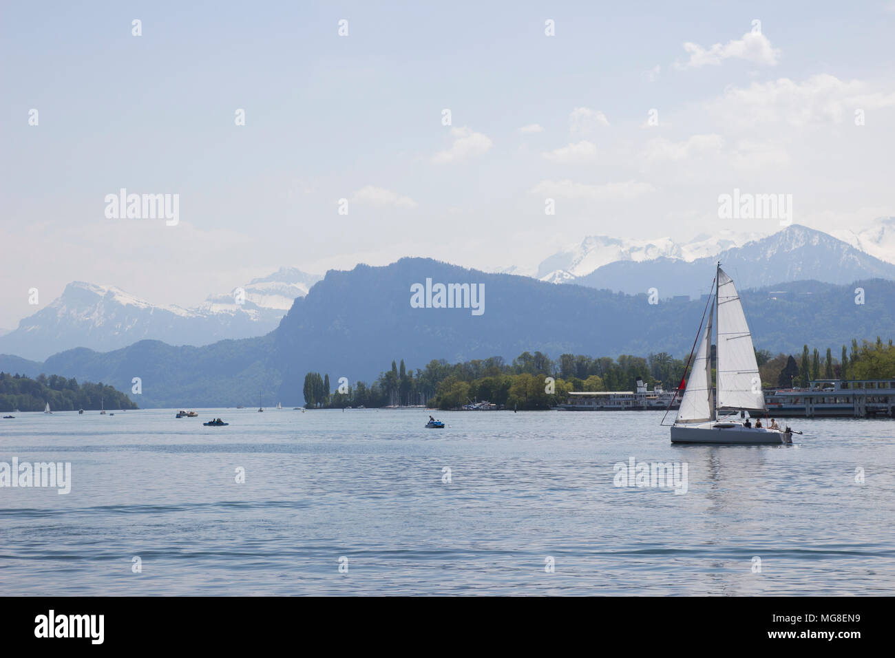 Navire en face de montagnes des Alpes couvertes de neige pics sur le lac de Lucerne, Suisse centrale. Le bateau navigue le long du lac. Banque D'Images