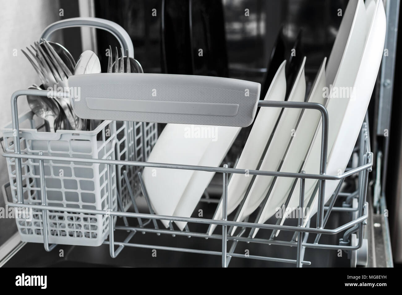 Nettoyer les assiettes et autres plats après lavage au lave-vaisselle. lave-vaisselle à l'intérieur Banque D'Images