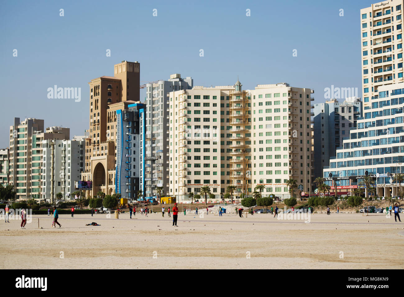 Jeu de cricket sur une plage publique au Koweït Banque D'Images