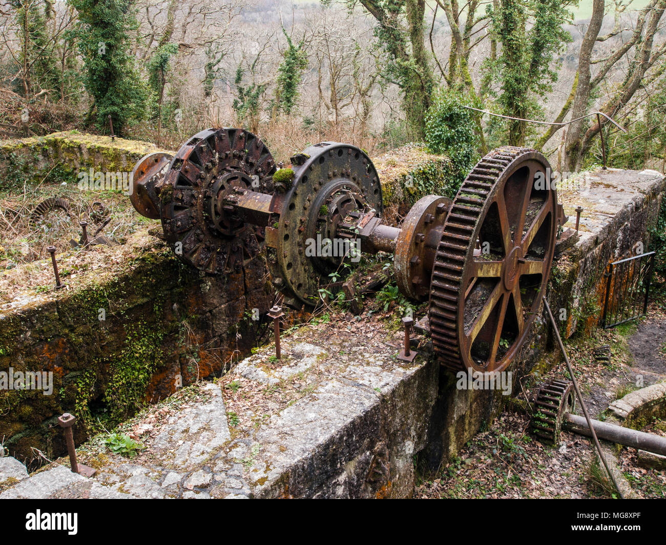 Le reste de la roue de l'eau dans la vallée de Luxulyan, Cornwall. Banque D'Images