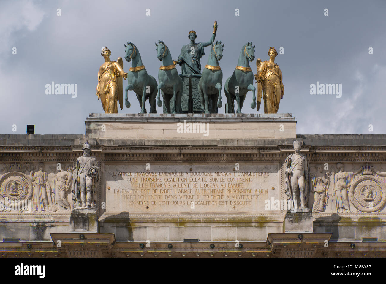 Statues sur haut de l'Arc de triomphe du Carrousel, Musée du Louvre, Paris Banque D'Images