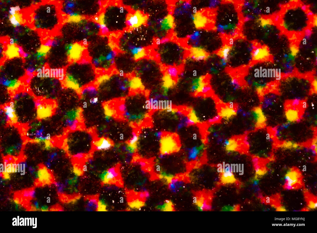 Abstract tache d'encre dans de nombreuses couleurs sur flyer papier sous le microscope. Banque D'Images