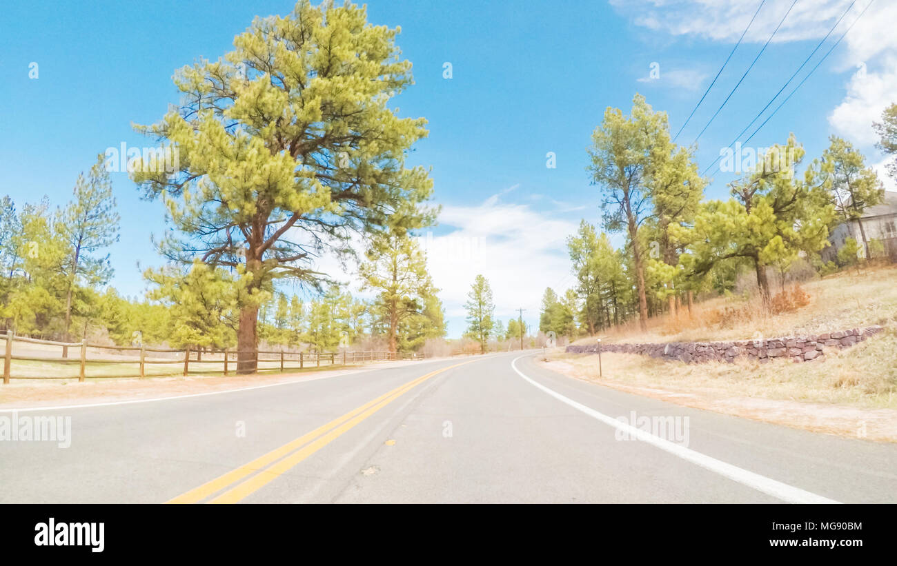 POV-roulant sur route goudronnée rural dans le Colorado. Banque D'Images