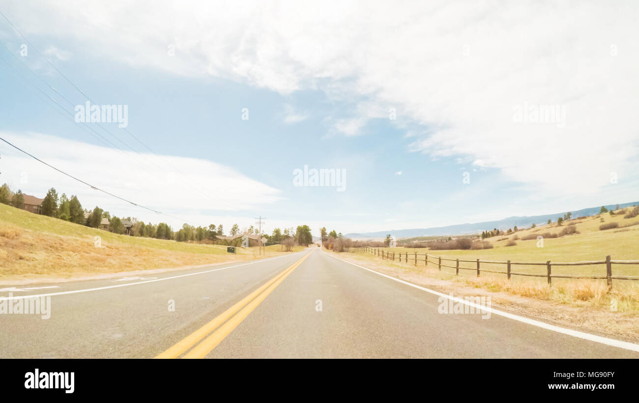 POV-roulant sur route goudronnée rural dans le Colorado. Banque D'Images