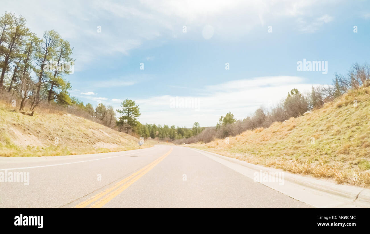 POV-roulant sur route goudronnée rural dans le Colorado. Banque D'Images