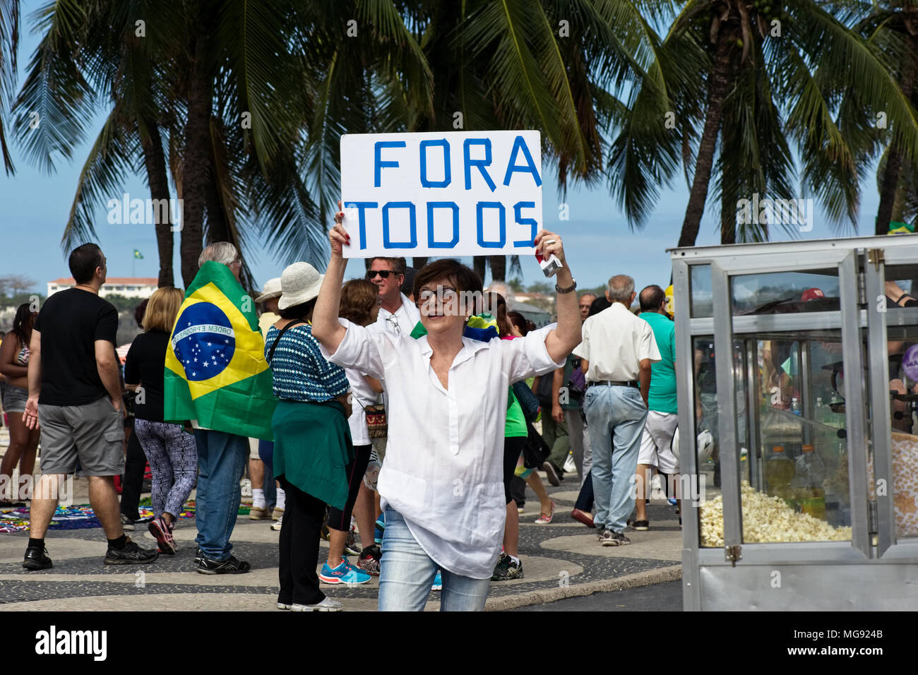 Rio de Janeiro, Brésil - le 31 juillet 2016 : un manifestant affiche une bannière pour protester contre la corruption pratiquée par les politiciens brésiliens Banque D'Images