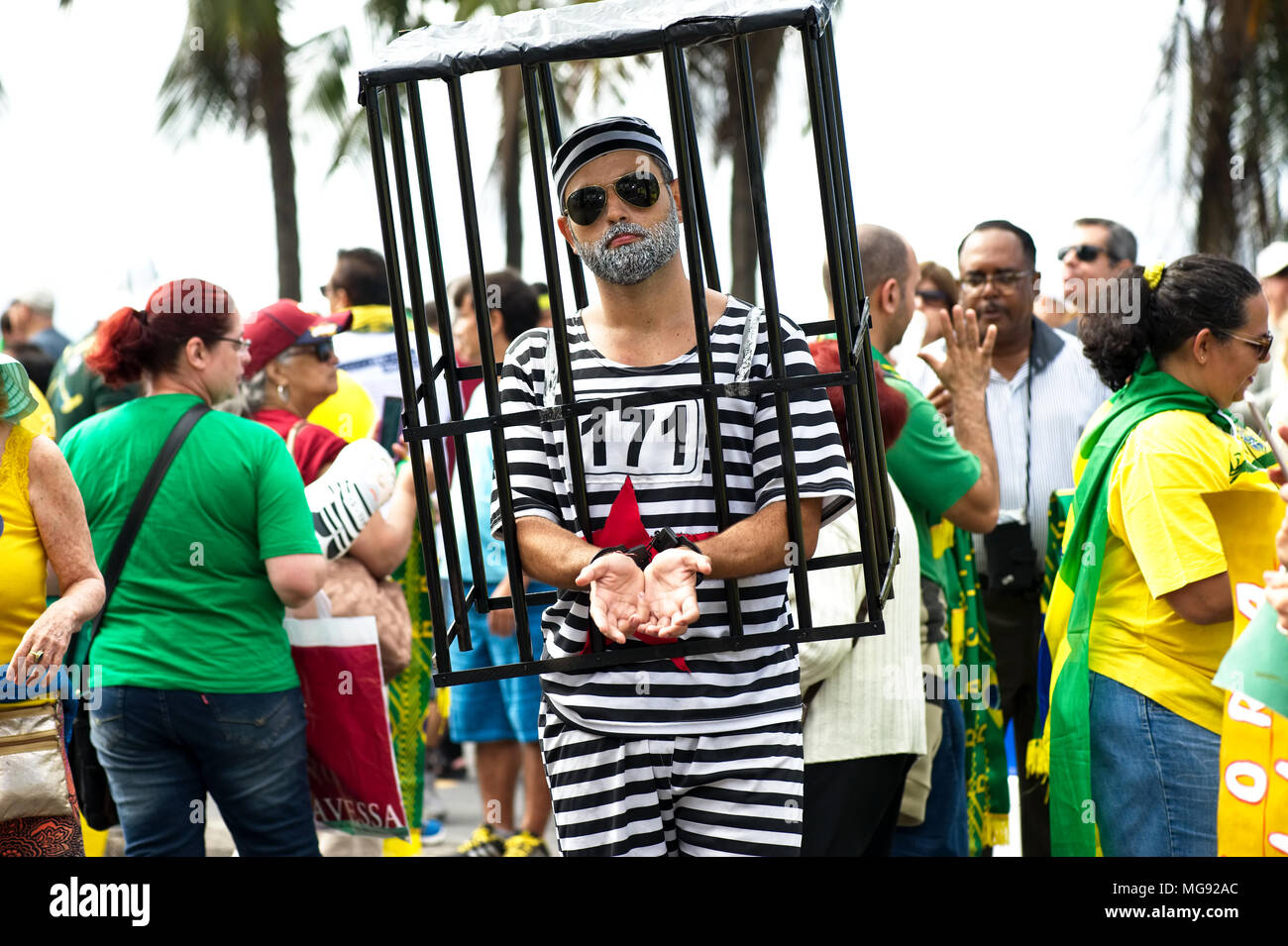 Brésil - Juillet 31, 2016 Des manifestants : prendre part à une manifestation pour réclamer la destitution du Président Dilma et l'arrestation de l'ancien Président Lula Banque D'Images