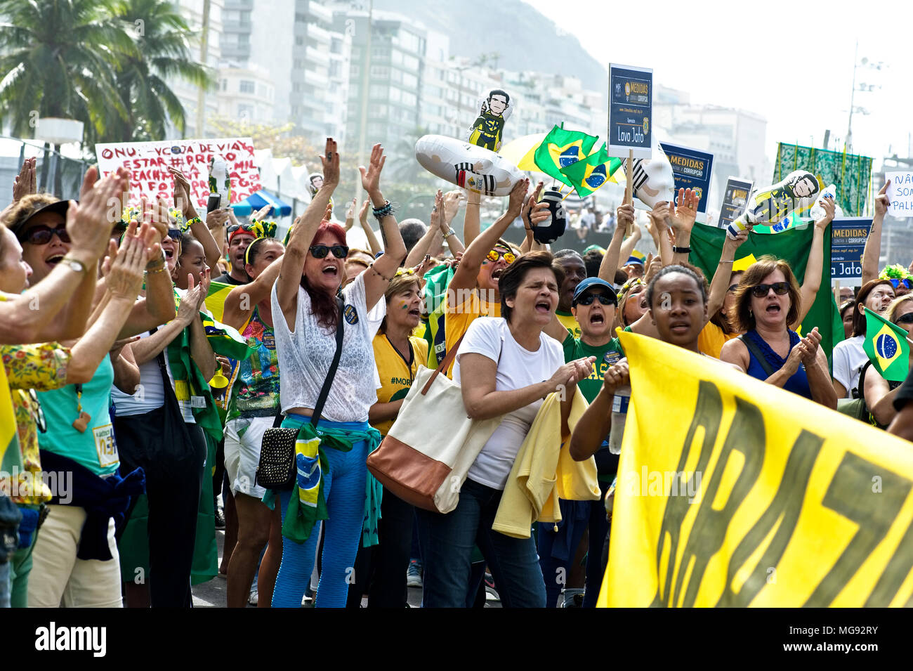 La plage de Copacabana, Rio de Janeiro - le 31 juillet 2016 : manifestants protester contre la corruption au Brésil et le gouvernement de la présidente dilma rousseff Banque D'Images