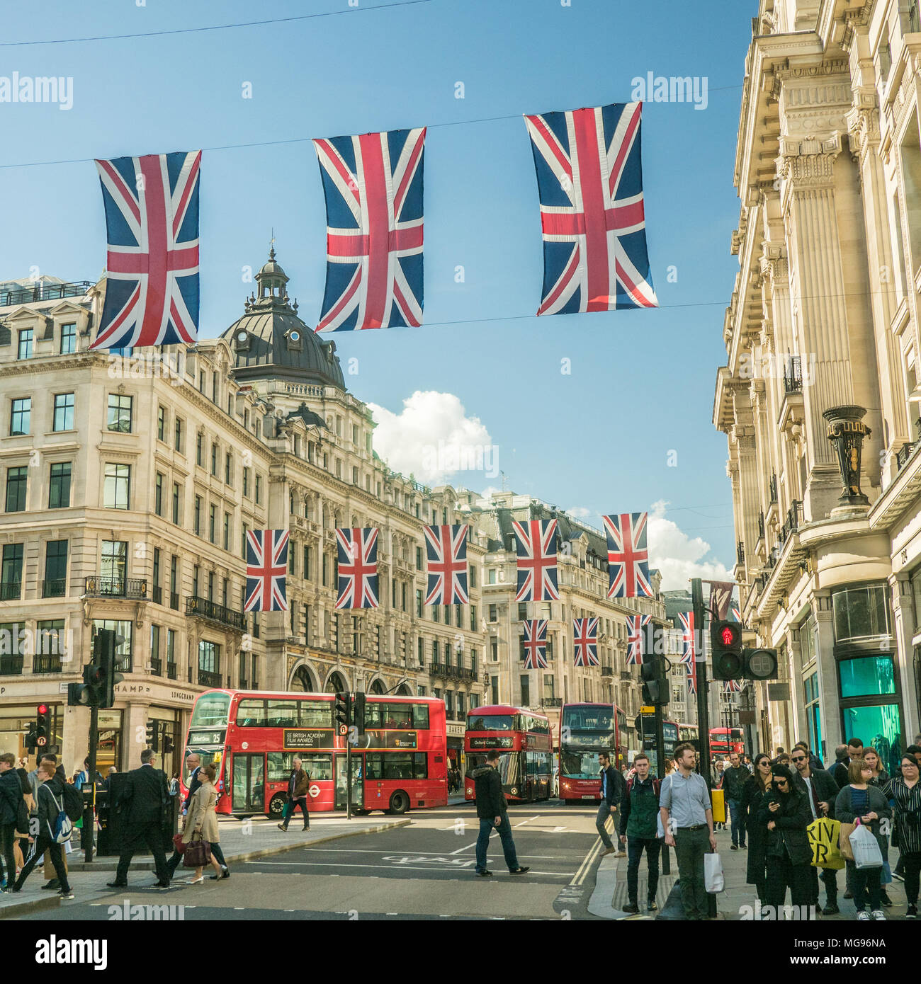 Les drapeaux Union Jack volent dans Regent Street avant le mariage du Prince Harry et de Meghan Markle, Londres. Banque D'Images