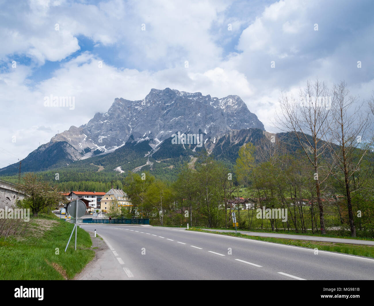 Route vers le village d'Ehrwald, Tirol, Autriche Banque D'Images
