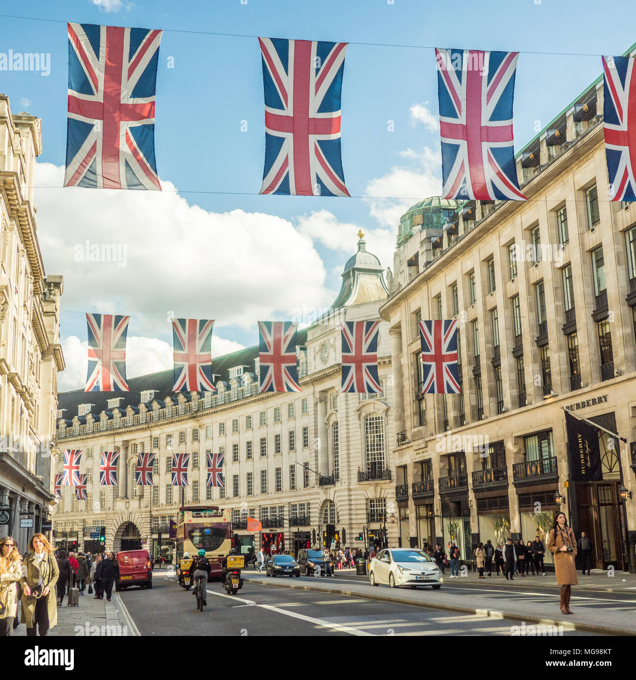 Les drapeaux Union Jack volent dans Regent Street avant le mariage du Prince Harry et de Meghan Markle, Londres. Banque D'Images