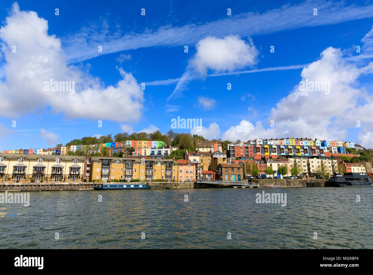 Vue sur la rivière Avon de fluffy clouds over maisons colorées de Bristol (Royaume-Uni). Banque D'Images