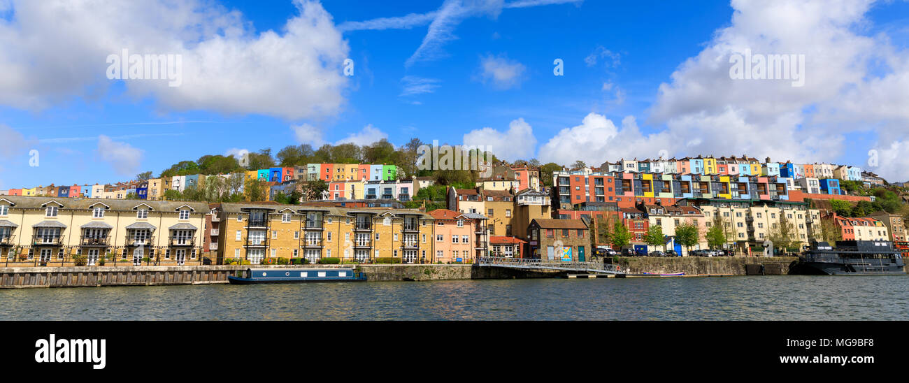 Vue sur la rivière Avon de fluffy clouds over maisons colorées de Bristol (Royaume-Uni). Banque D'Images