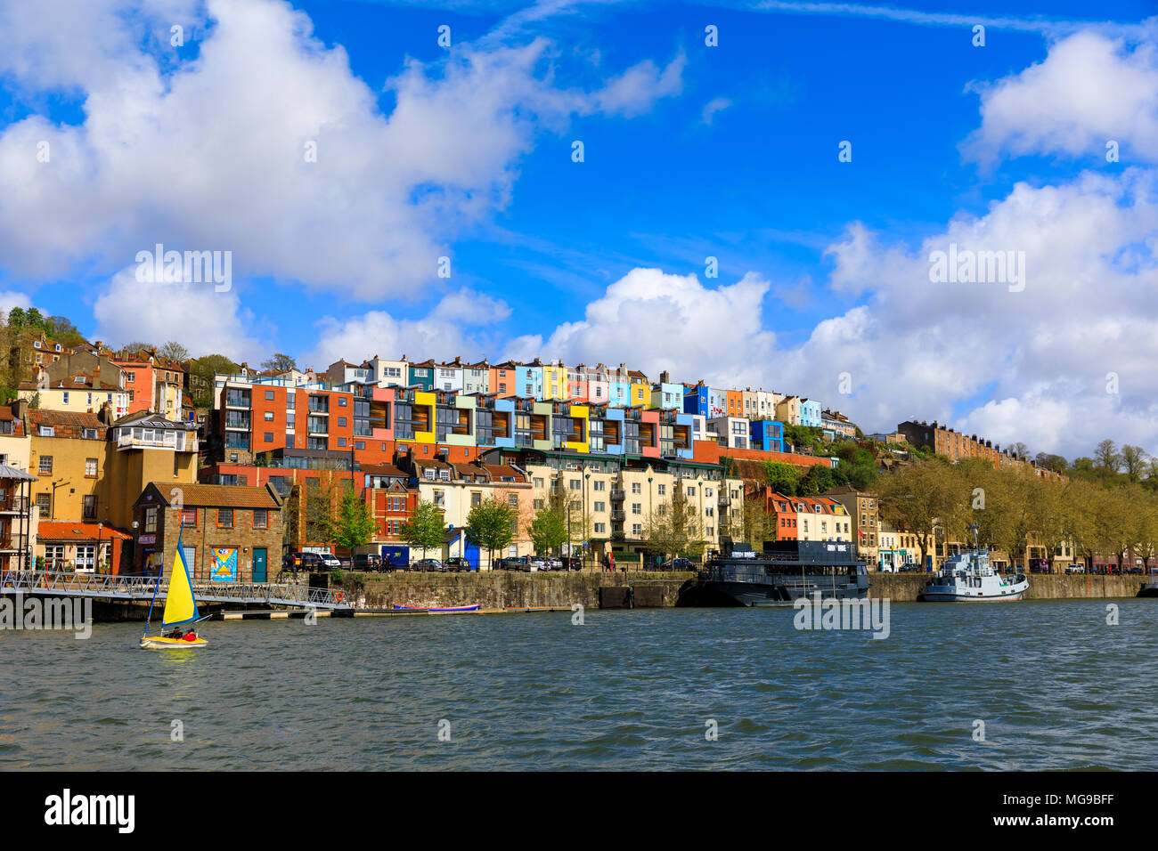 Vue sur la rivière Avon de fluffy clouds over maisons colorées de Bristol (Royaume-Uni). Banque D'Images