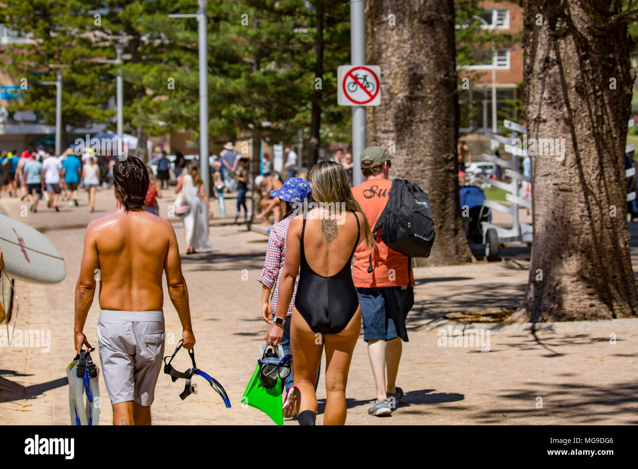 Scène de rue sur la promenade à Manly Beach à Sydney, Australie avec les gens se relaxer et apprécier la douceur du temps Banque D'Images