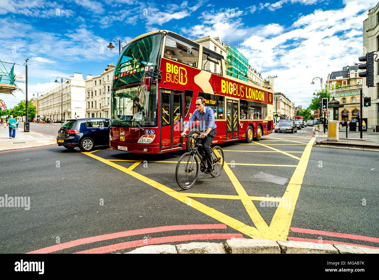 Big Bus Londres et cycliste sur une rue de Londres Banque D'Images