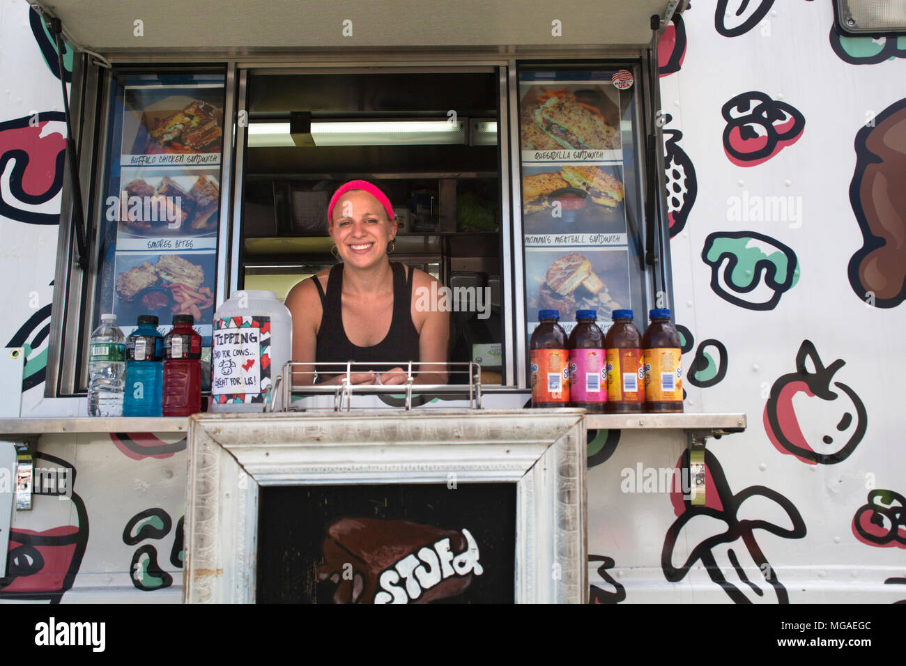 Portrait of a young female small business owner posant dans la fenêtre de son sandwich camion alimentaire Banque D'Images