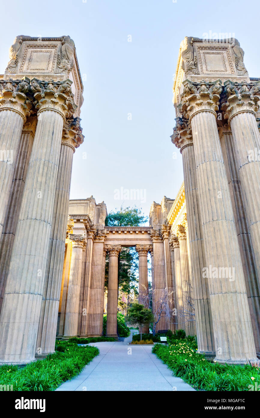 L'architecture grecque antique et romaine à colonnes le Palais des Beaux-Arts à San Francisco. La structure a été construite en 1915. Banque D'Images
