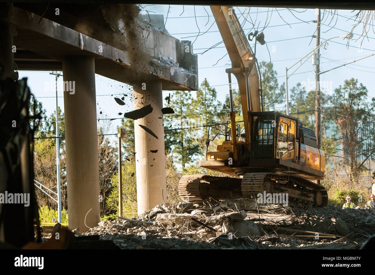 Une grue renverse une section de l'autoroute I-85 juste implosé, suite à l'effondrement de l'I-85 North Bridge à partir d'un incendie, le 1 avril 2017 à Atlanta, GA. Banque D'Images