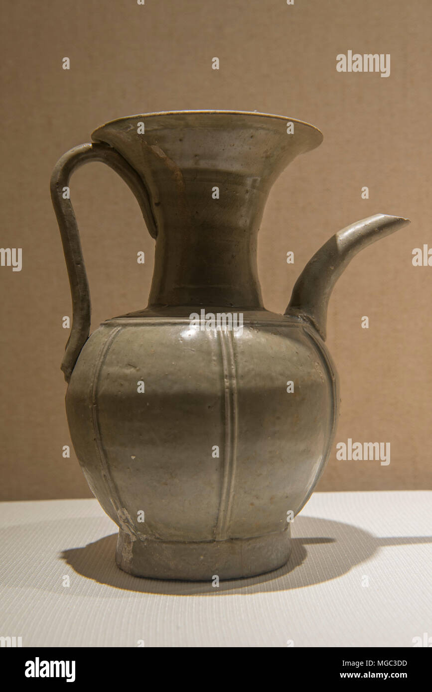 Vitrage Celadon ewer de Yue ware dans Zhejiang Museum à Hangzhou, Chine. Dynastie des Song du nord (AD960-1127) Banque D'Images