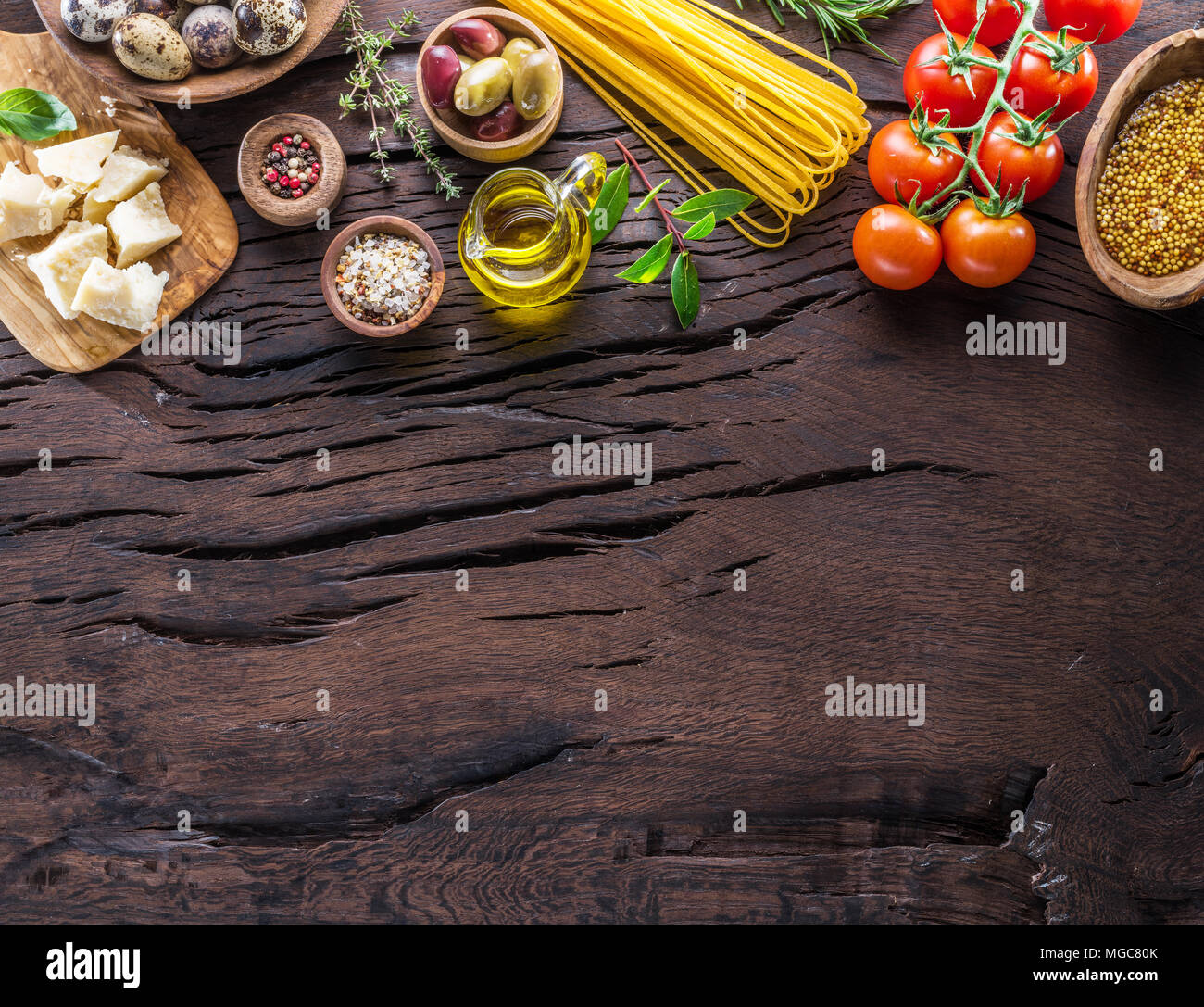 Différents types de pâtes alimentaires dans des cuillères en bois sur la table. Vue d'en haut. Banque D'Images