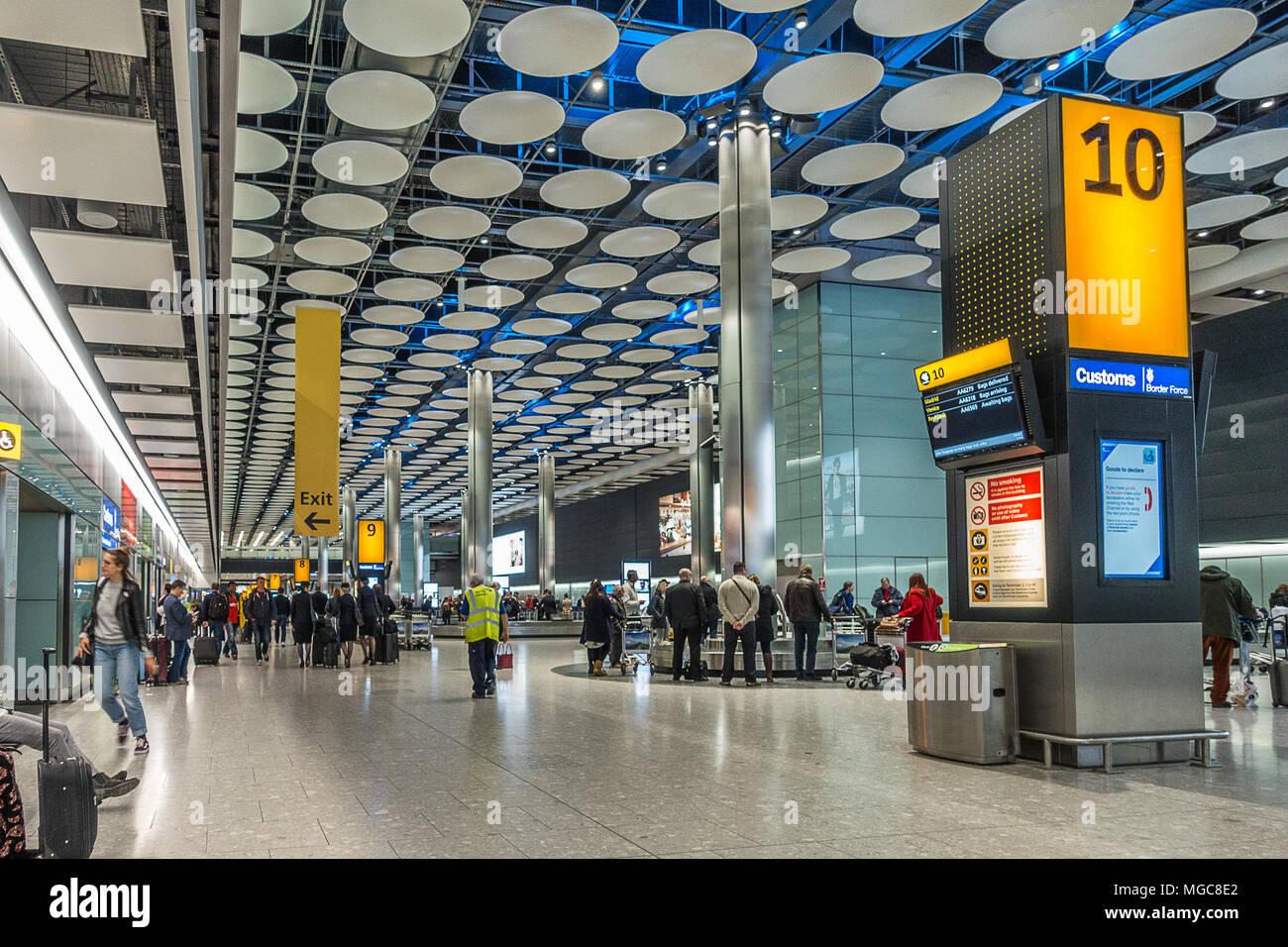 Londres Heathrow Terminal 5 réclamation des bagages Banque D'Images