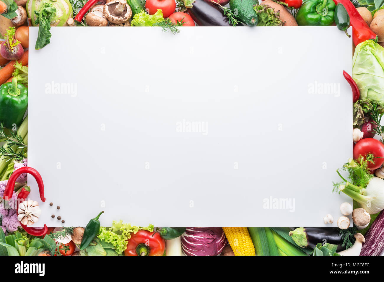 Différents légumes colorés disposés comme une trame sur fond blanc. Espace libre pour votre texte. Banque D'Images