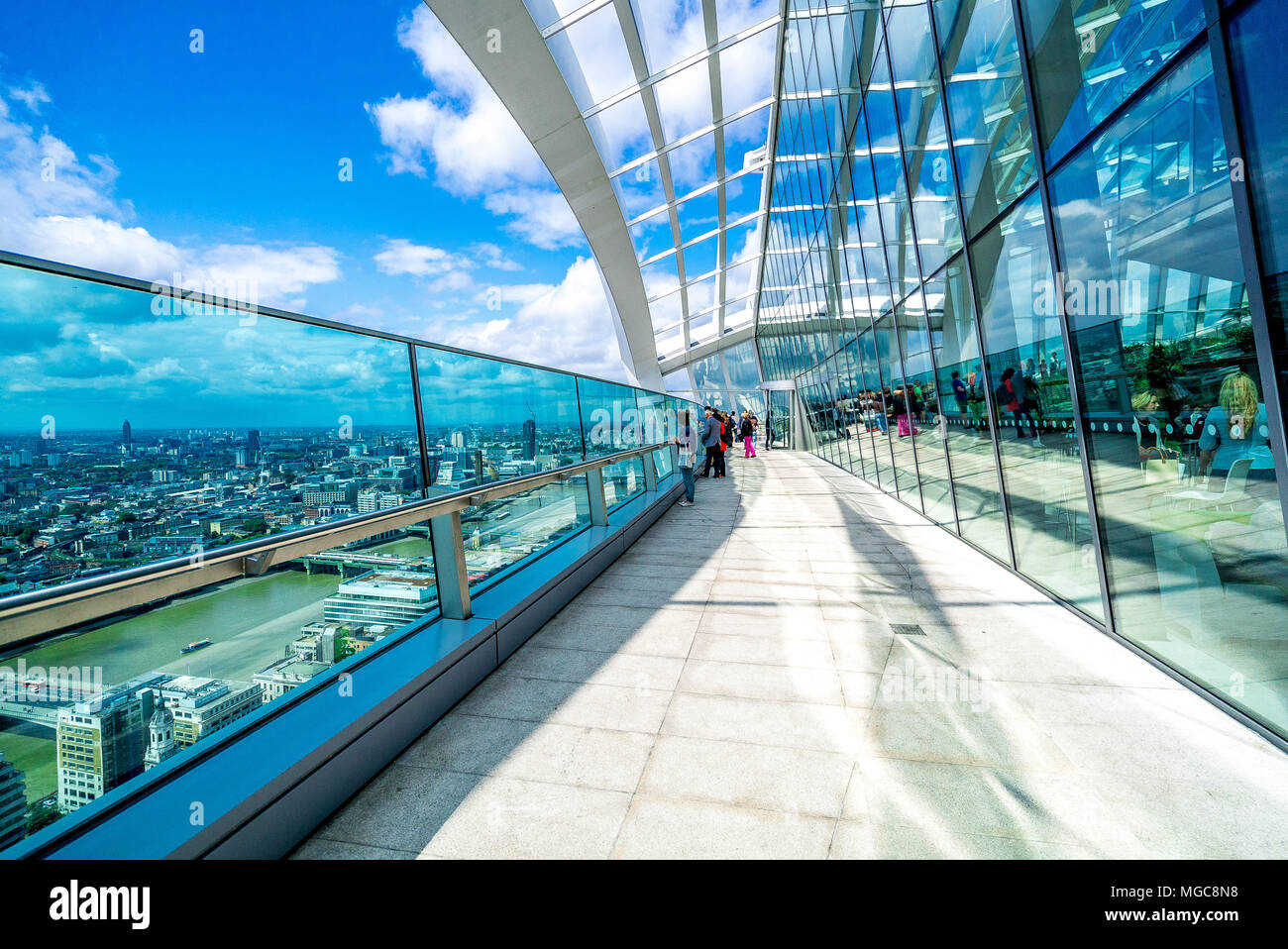 La belle et rare bâtiment à 20 Fenchurch Street à Londres a été surnommé le talkie-walkie. L'Angleterre Banque D'Images