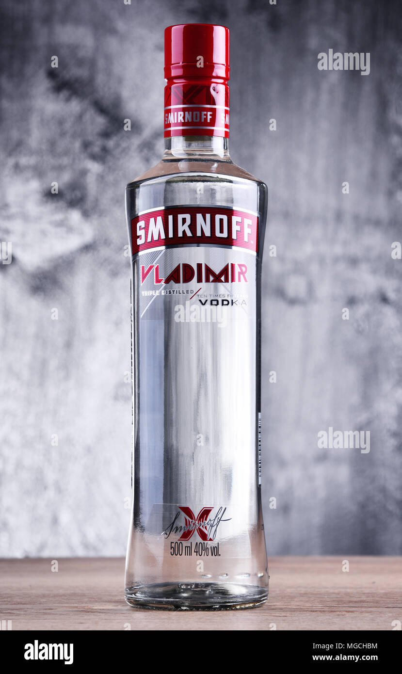 POZNAN, Pologne - 30 mars 2018 : Bouteille de Smirnoff, une marque de vodka  produite par la société britannique Diageo. Créée à Moscou par Piotr  Arsenievich SMI Photo Stock - Alamy