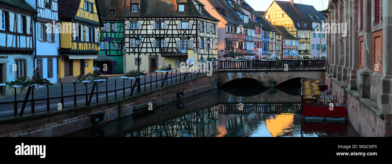 Maisons colorées et des cafés dans la Petite Venise / La Petite Venise, quartier des poissonniers, ville de Colmar, en Alsace, Alsace, France, Europe Banque D'Images