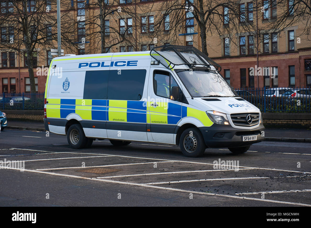 La police britannique à l'aide de Mercedes Sprinter van avec un pare-brise bouclier, dans les rues de Glasgow Banque D'Images