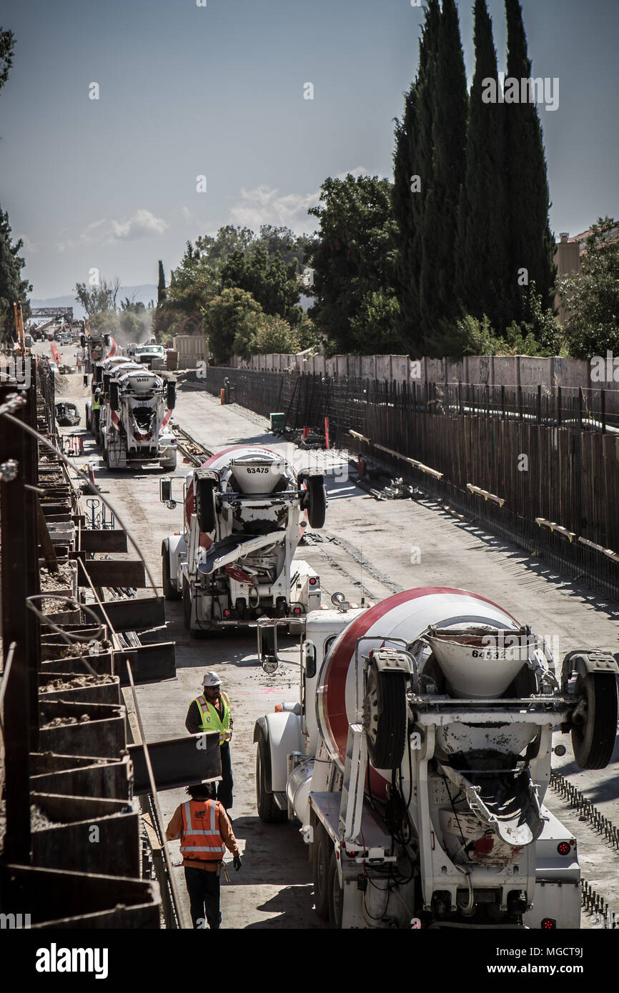 Les camions de béton attendent en ligne dans la tranchée de l'Hostetter BART à Silicon Valley in Berryessa Extension project à San Jose, Californie Banque D'Images