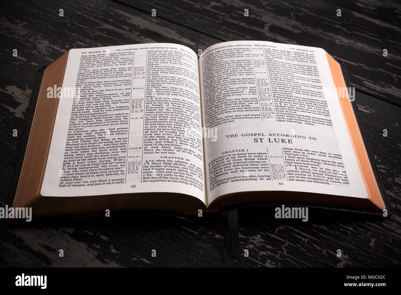 La King James Bible (domaine public) pour ouvrir le livre de Luc dans le Nouveau Testament Banque D'Images